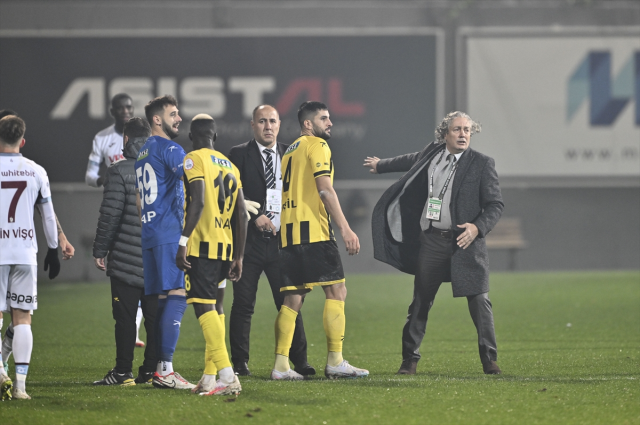 İstanbulspor Başkanı Ecmel Faik Sarıalioğlu, Trabzonspor maçında hakem kararını gerekçe göstererek takımını sahadan çekti