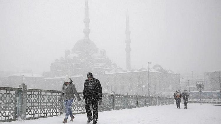 
<p> Meteoroloji Genel Müdürlüğünden yapılan açıklamaya göre, İstanbul çevrelerinde havanın yarın yağmurlu, kuzey kesimleri ile yüksek kesimlerinde kısa süreli karla karışık yağmurlu, perşembe günü ise parçalı çok bulutlu olacağı tahmin ediliyor.</p>
<p>