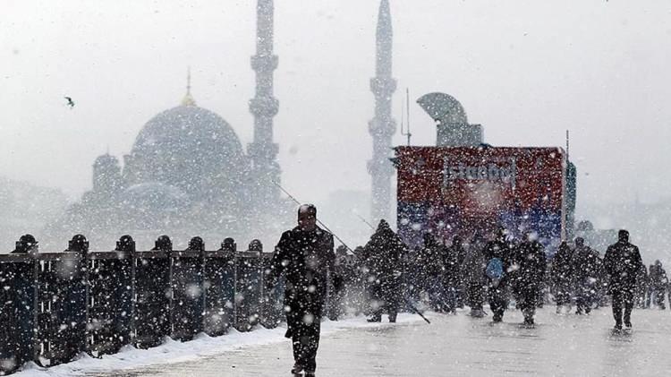 
<p>İstanbul'da hava sıcaklıklarının hissedilir derecede azalarak, hafta boyunca mevsim normalleri altında seyretmesi bekleniyor.</p>
<p>